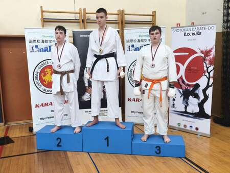 Aleks na zmagovalnih stopničkah, foto KAD